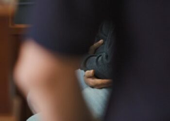 L-a înjunghiat, apoi l-a aruncat de la etajul 9. Un bărbat, condamnat la 18 ani de închisoare