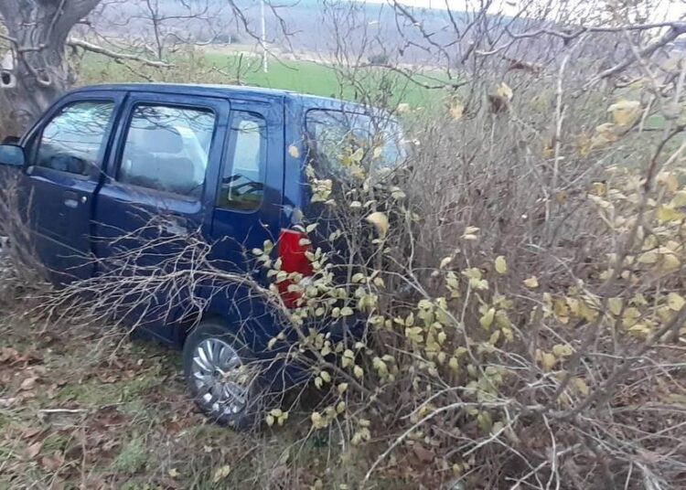 FOTO // Accident la Fălești. Un șofer s-a izbit într-un copac