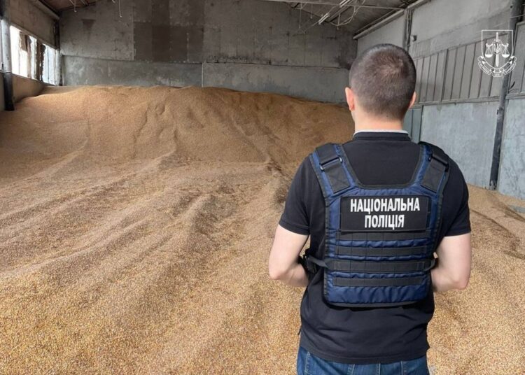 Un deputat ucrainean a furat zeci de tone de soia, după ce a simulat un atac rusesc asupra depozitului de cereale: „A împrăștiat peste tot fragmente de rachete”