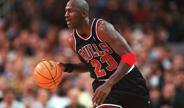 Suma enormă cu care s-a vândut la licitație un maiou purtat de Michael Jordan