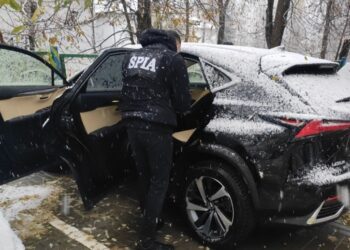 VIDEO | Un șef de poliție s-a trezit cu mascații la ușă. Este învinuit de spălare de bani