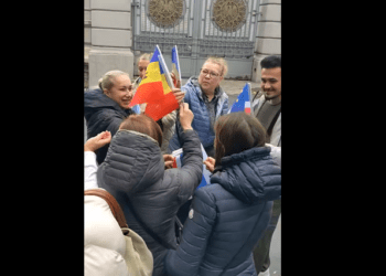 VIDEO | Nu vor să pună mâna pe steagul Rusiei. Ce s-a întâmplat la secția de votare din Istanbul