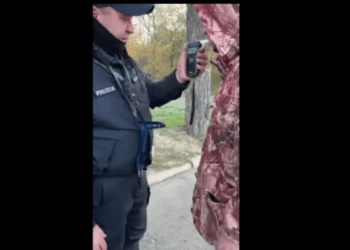 VIDEO // 400 de euro pentru a scăpa de pedeapsă. Un șofer în stare de ebrietate a vrut să ofere mită polițiștilor din Bălți