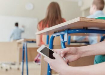 Fără telefoane mobile în timpul lecțiilor. Proiectul va fi propus spre aprobare în plenul Parlamentului