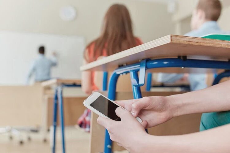 Fără telefoane mobile în timpul lecțiilor. Proiectul va fi propus spre aprobare în plenul Parlamentului