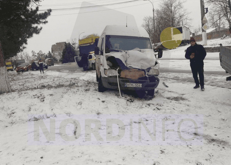 VIDEO // Accident în lanț la Edineț. Șoferii au rămas blocați din cauza vremii