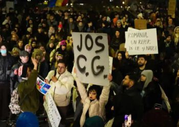 „Nu votați un dictator”. Tinerii din România protestează împotriva lui Călin Georgescu