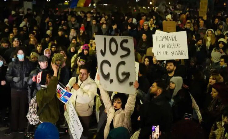„Nu votați un dictator”. Tinerii din România protestează împotriva lui Călin Georgescu
