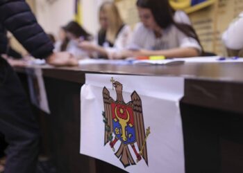 A venit la vot în stare de ebrietate. Un reprezentant al PSRM s-a dat în spectacol la o secție de votare