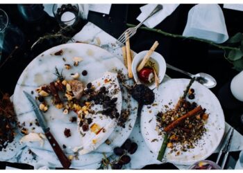Risipa de alimente, mai pronunţată de sărbători. În această perioadă, cantitatea de alimente aruncate este cu circa 30% mai mare
