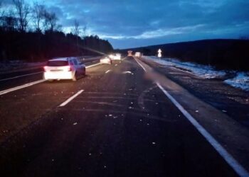 O femeie, lovită mortal de automobil în timp ce traversa strada neregulamentar