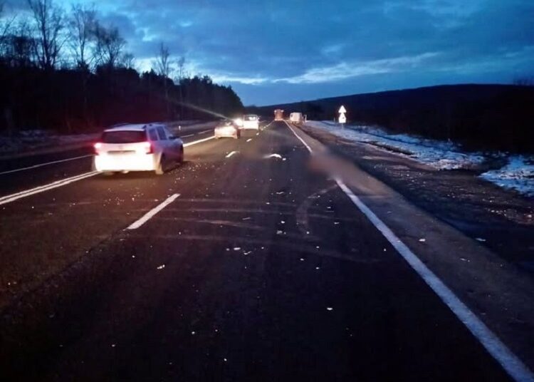 O femeie, lovită mortal de automobil în timp ce traversa strada neregulamentar