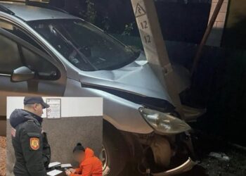 Un tânăr beat și fără permis de conducere a juns cu mașina într-un stâlp din Bălți