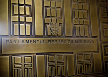 Măsuri de economisire a energiei în Parlament: Iluminatul decorativ deconectat și iluminatul interior redus cu 30%