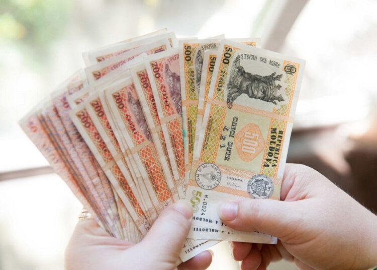 Guvernul a aprobat salariul mediu lunar pe economie pentru anul viitor – 16 100 de lei. Cât va fi salariul minim