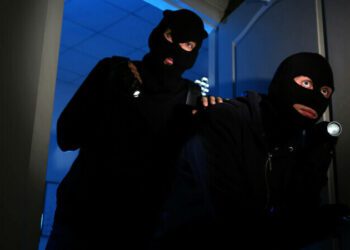 Au furat 30 de mii de euro din casa unei bătrâne din nordul țării. Două persoane, căutate de oamenii legii