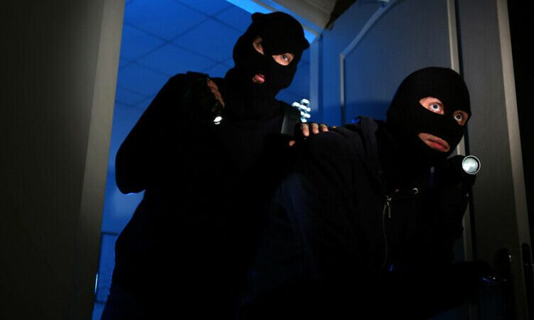 Au furat 30 de mii de euro din casa unei bătrâne din nordul țării. Două persoane, căutate de oamenii legii