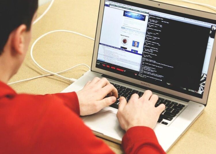 «Налог на слово». В Кыргызстане решили штрафовать за оскорбления и клевету в интернет