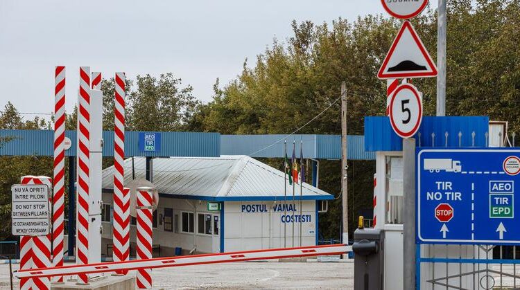 Директор Таможенной службы: Грузовики смогут планировать в электронной форме проезд через таможенный пост Костешь