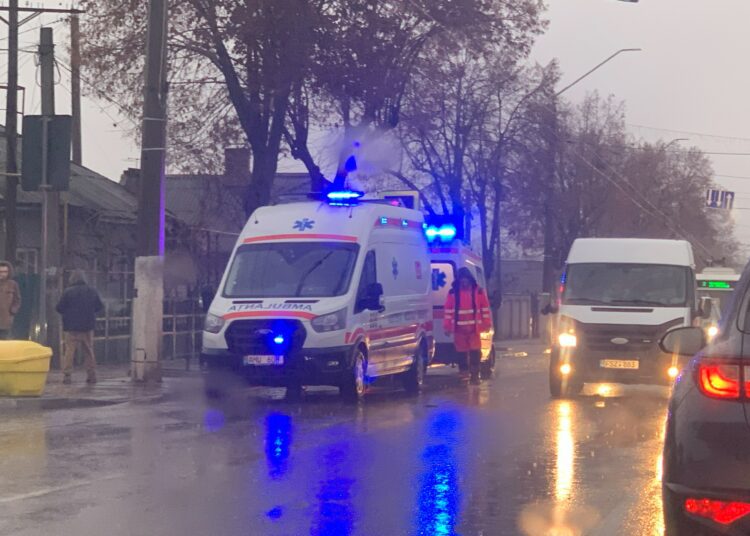 Doi copii de 10 ani, loviți de o mașină la Bălți