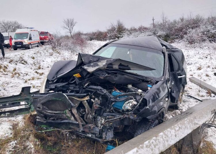 FOTO// Un șofer din Dondușeni a ajuns cu mașina într-un pilon electric