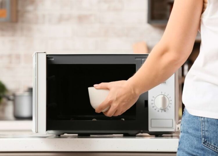 Alimente pe care NU ar trebui să le încălzești în cuptorul cu microunde
