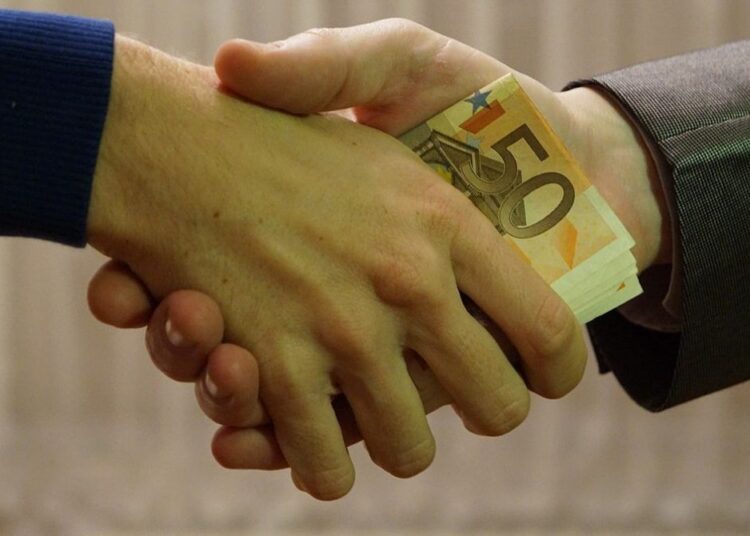 Ar fi falsificat 100 de diplome. Procuratura cere închisoare în loc de amendă pentru un bărbat din Chișinău