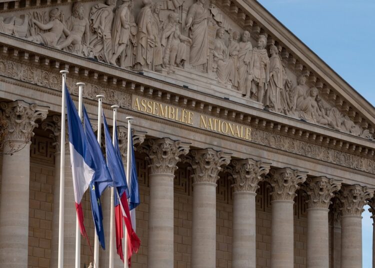 Guvernul de la Paris ar putea fi demis printr-o moțiune de cenzură, o premieră după 62 de ani. Care sunt motivele