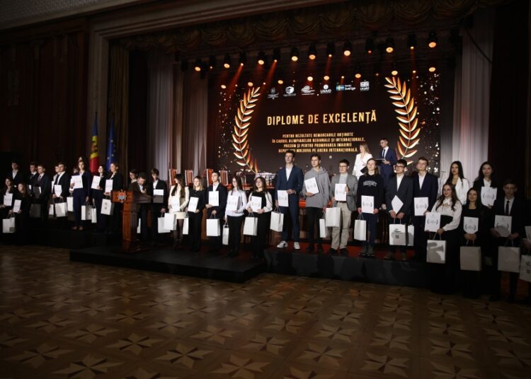 Чествование олимпийцев 2024 года: Лучшие ученики Молдовы и их учителя награждены за результаты на международных олимпиадах и конкурсах