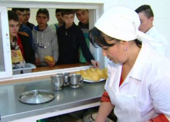 Elevii claselor gimnaziale vor fi alimentați în cantinele școlare