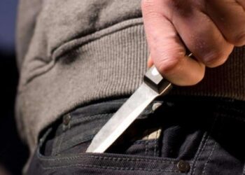 Polițiști din Soroca, amenințați cu cuțitul de un tânăr beat