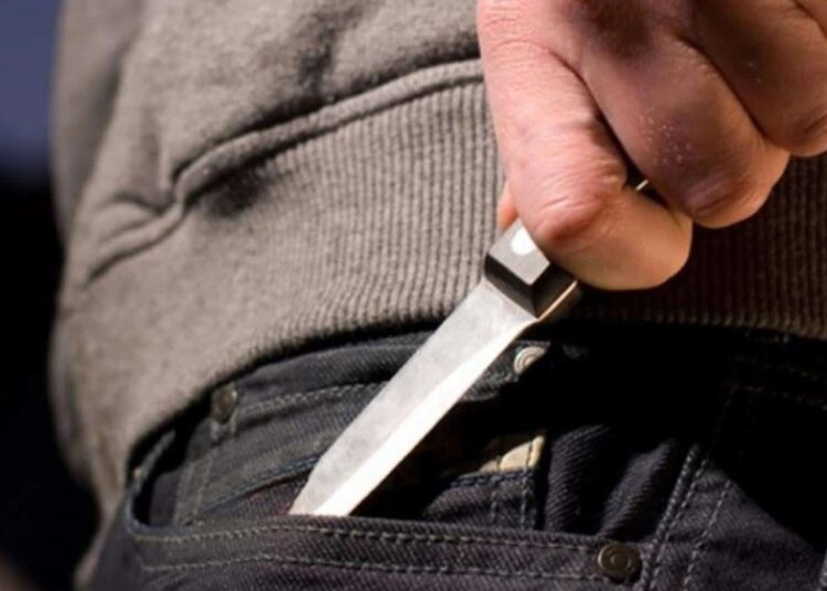 Polițiști din Soroca, amenințați cu cuțitul de un tânăr beat