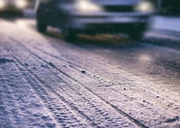 Atenție șoferi! În zonele de nord și centru ale țării cad precipitații sub formă de lapoviță și ninsoare