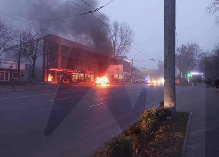 VIDEO // O mașină a ars ca o torță la Bălți