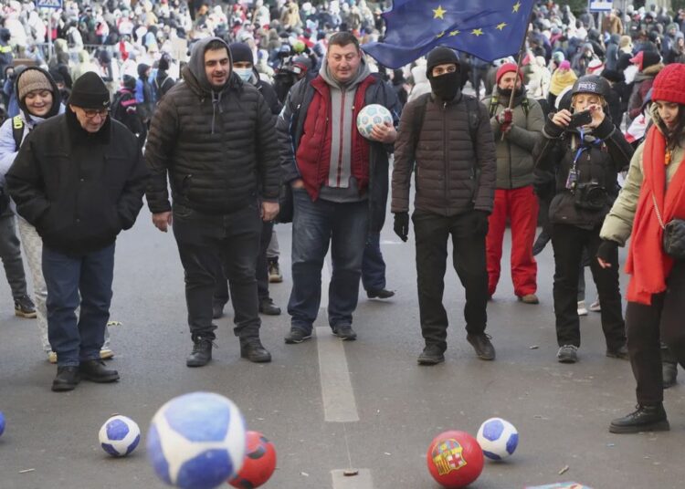 Tensiuni amplificate în Georgia: Un fost fotbalist este numit în funcția de președinte al țării