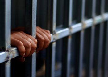 Un bărbat din nordul țării, găsit vinovat de violul fiicei concubinei sale. Minora are doar 11 ani