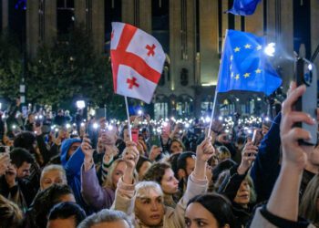 Preşedintele Georgiei a declarat Parlamentul ilegitim. În Tbilissi, manifestaţiile pro-UE continuă, cu mii de participanți
