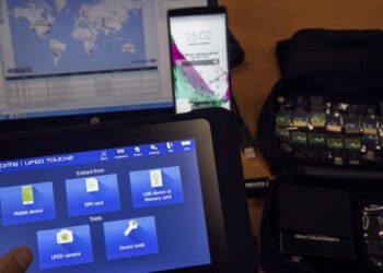 Jurnaliștii și activiștii sârbi sunt urmăriți de autorități cu programe spion și tehnologie israeliană. Raport Amnesty Internațional