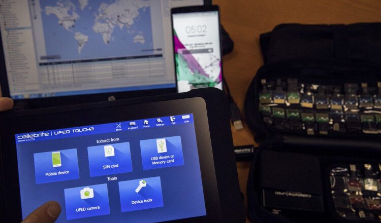 Jurnaliștii și activiștii sârbi sunt urmăriți de autorități cu programe spion și tehnologie israeliană. Raport Amnesty Internațional