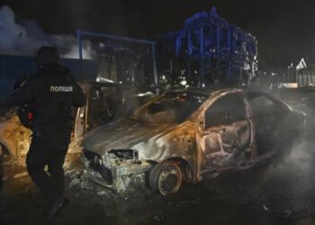 Cel puțin 13 persoane au decedat, iar alte 41 au fost rănite în urma unui noi atac rusesc în Ucraina