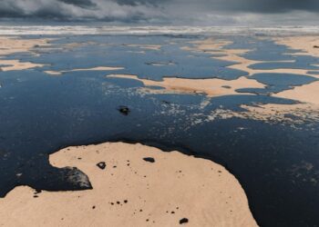 Rusia a declarat stare de urgență. Scurgeri masive de țiței în Marea Neagră, ca urmare a eșuării celor două petroliere