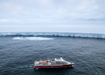 Cel mai mare aisberg din lume, desprins din Antarctica, se îndreaptă spre nord