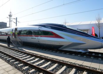 China a dezvăluit prototipul unuia dintre cele mai rapide trenuri din lume. Poate merge cu 450 de kilometri pe oră