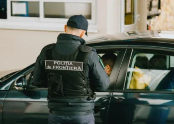 Pe mașini de lux, au încercat să mituiască angajații punctului de frontieră Otaci