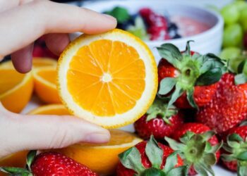 Cele mai bune alimente pentru stimularea imunității, în sezonul rece. Un nutriționist recomandă portocalele, ardeii roșii, căpșuni și semințele de dovleac