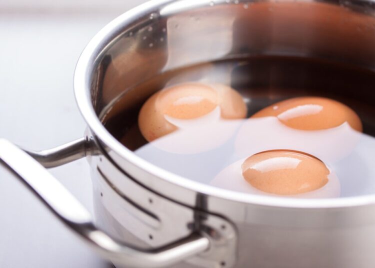 Cum se curăță cel mai ușor coaja de pe ouăle fierte. Ies mai bine și mai gustoase doar adăugând ceva în apa în care fierb