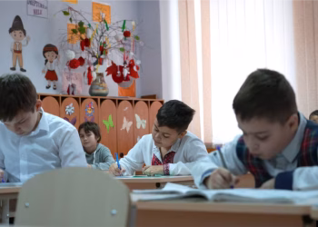 Mai puțin de jumătate dintre copiii romi din R. Moldova merg la școală
