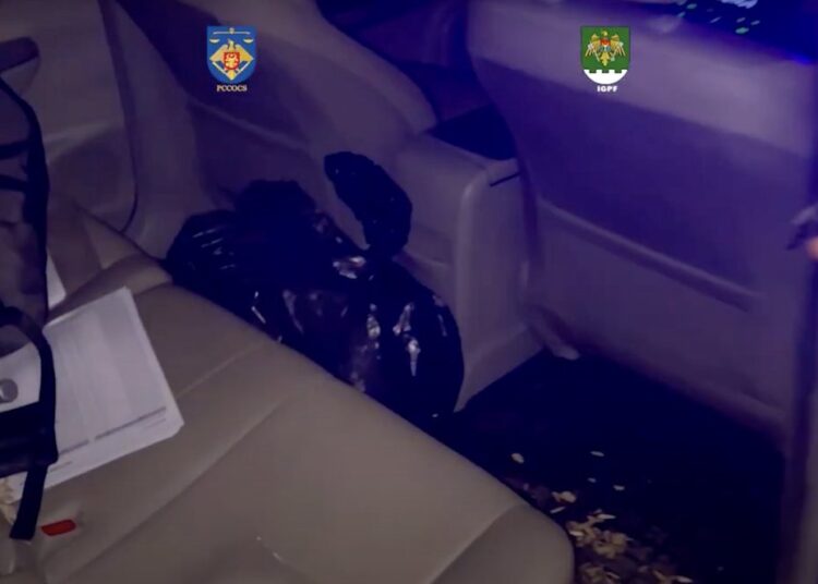 VIDEO // Reținuți cu un sac de droguri în valoare de 7,5 milioane de lei