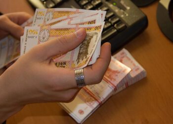 Trei din patru angajați din Moldova au salarii mai mari de șapte mii de lei