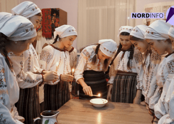 VIDEO // Au furat porți și au vrăjit. Tinerii din Sloveanca știu toate tradițiile în ajun de Sf. Andrei